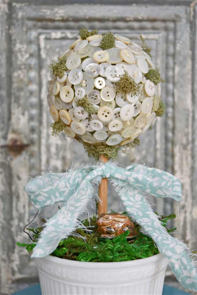 Vintage button topiary decor accent to DIY.