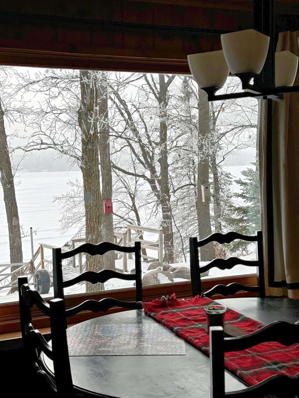 Vintage Cabin Decor Ideas for Cozy Style - Lora Bloomquist~Create & Ponder - E Vintage Finish Cabin Getaway For Calm Oo Ter