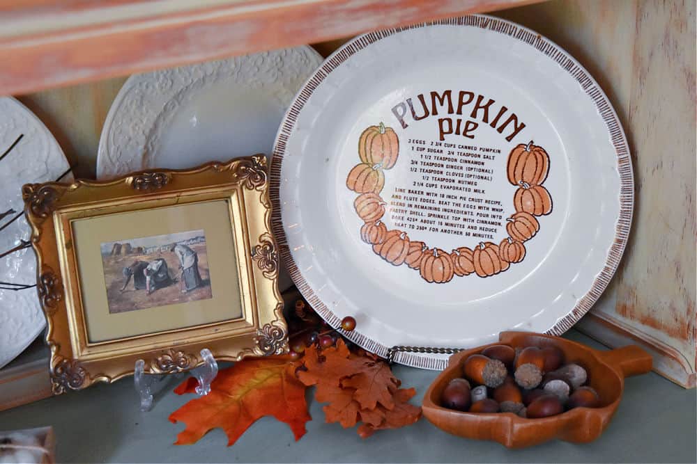 Vintage pumpkin pie plate and Fall decor.