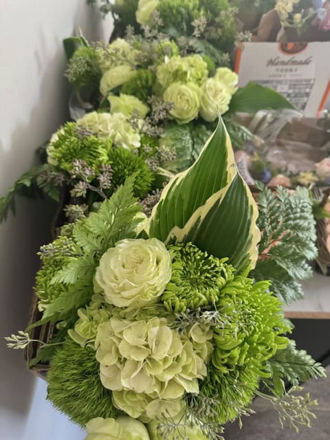 Green flowered bridesmaid bouquets.