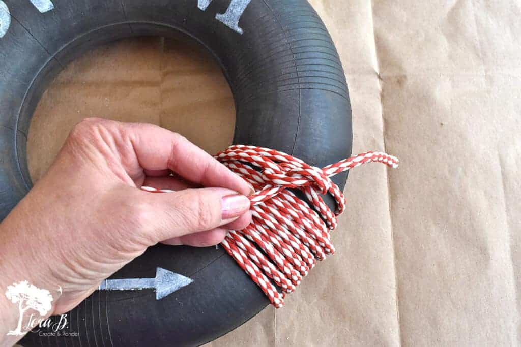 A tire's inner tube gets upcycled to make this fun DIY lake-themed Patriotic wreath.