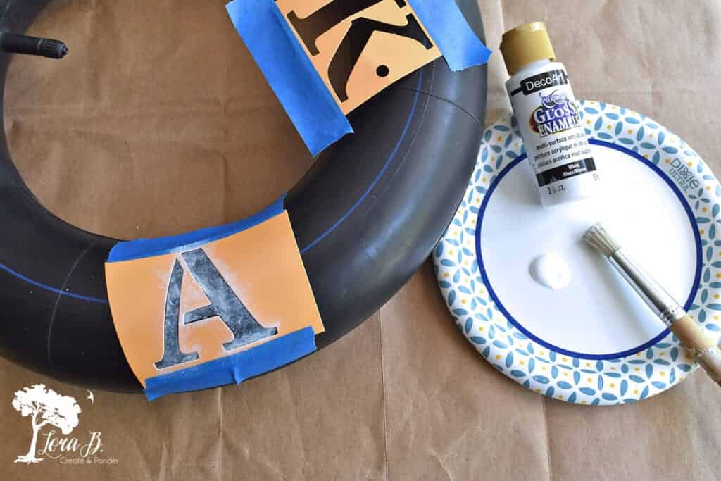 A tire's inner tube gets upcycled to make this fun DIY lake-themed Patriotic wreath.