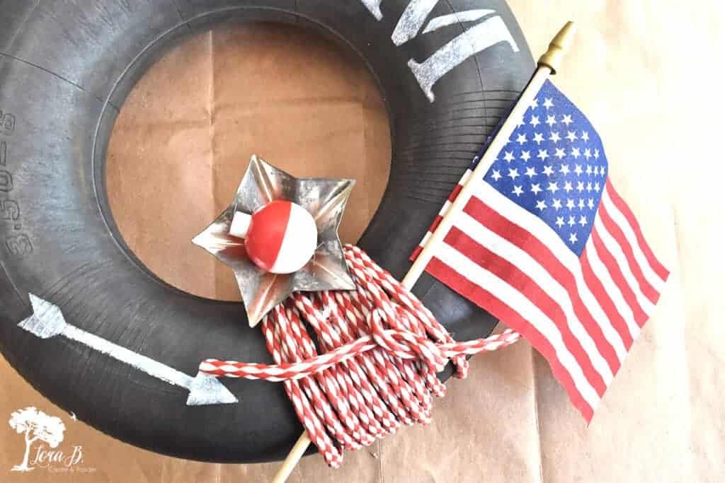 A tire's inner tube gets upcycled to make this fun DIY lake-themed Patriotic wreath.