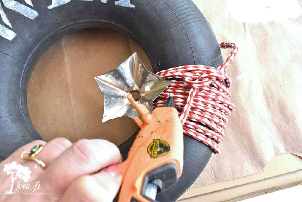 A tire's inner tube gets upcycled to make this fun DIY lake-themed Patriotic wreath.