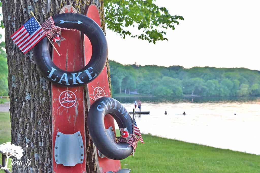 A tire's inner tube gets upcycled to make this fun DIY lake-themed Patriotic wreath.