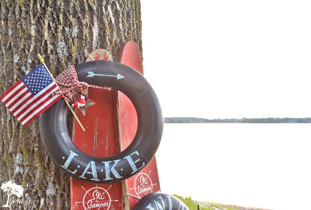 A tire's inner tube gets upcycled to make this fun DIY lake-themed Patriotic wreath.