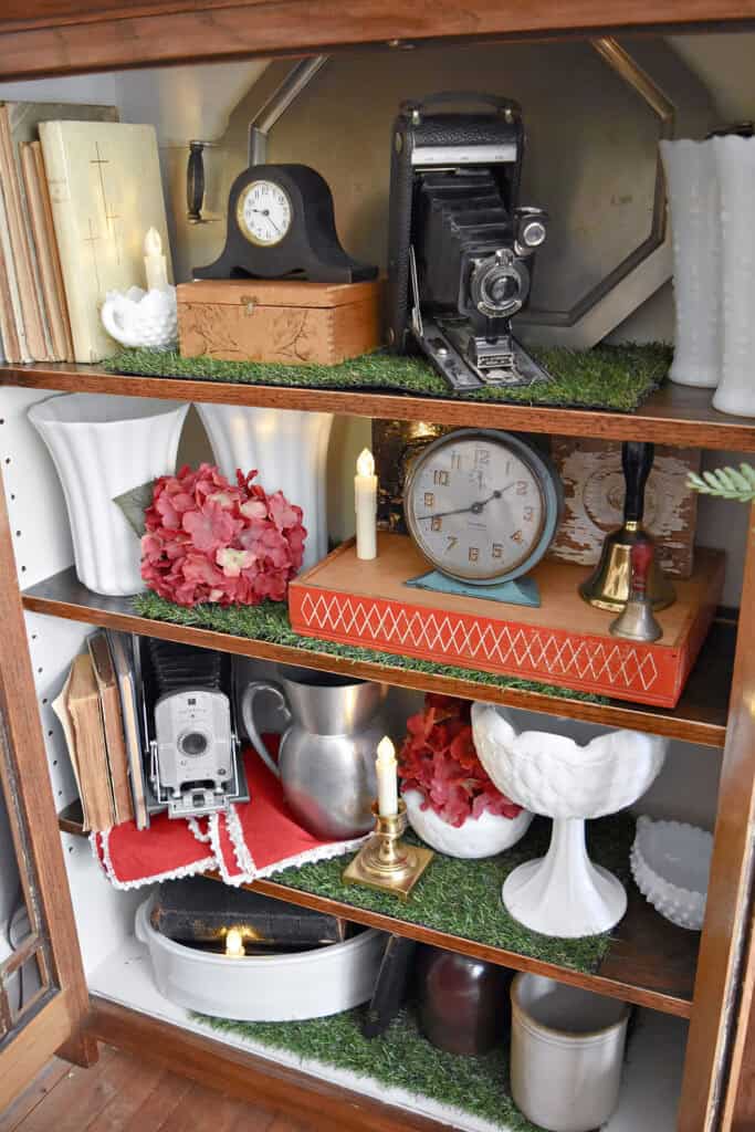 Vintage style Patriotic decor on bookshelves.