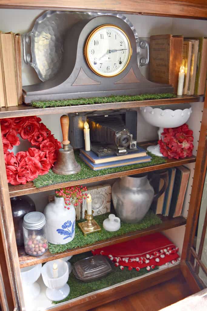 Vintage style Patriotic decor on bookshelves.