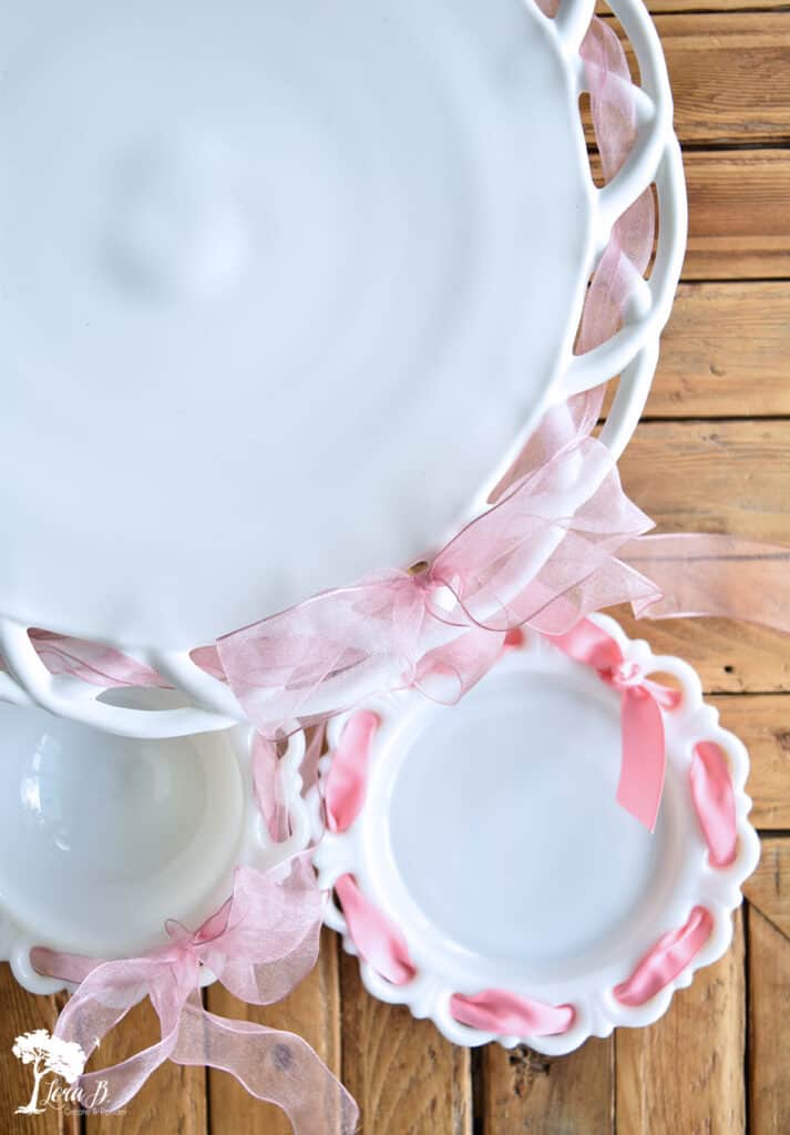 Milkglass pieces with ribbon for display