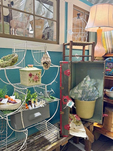 Wire plantstand with Spring decor.