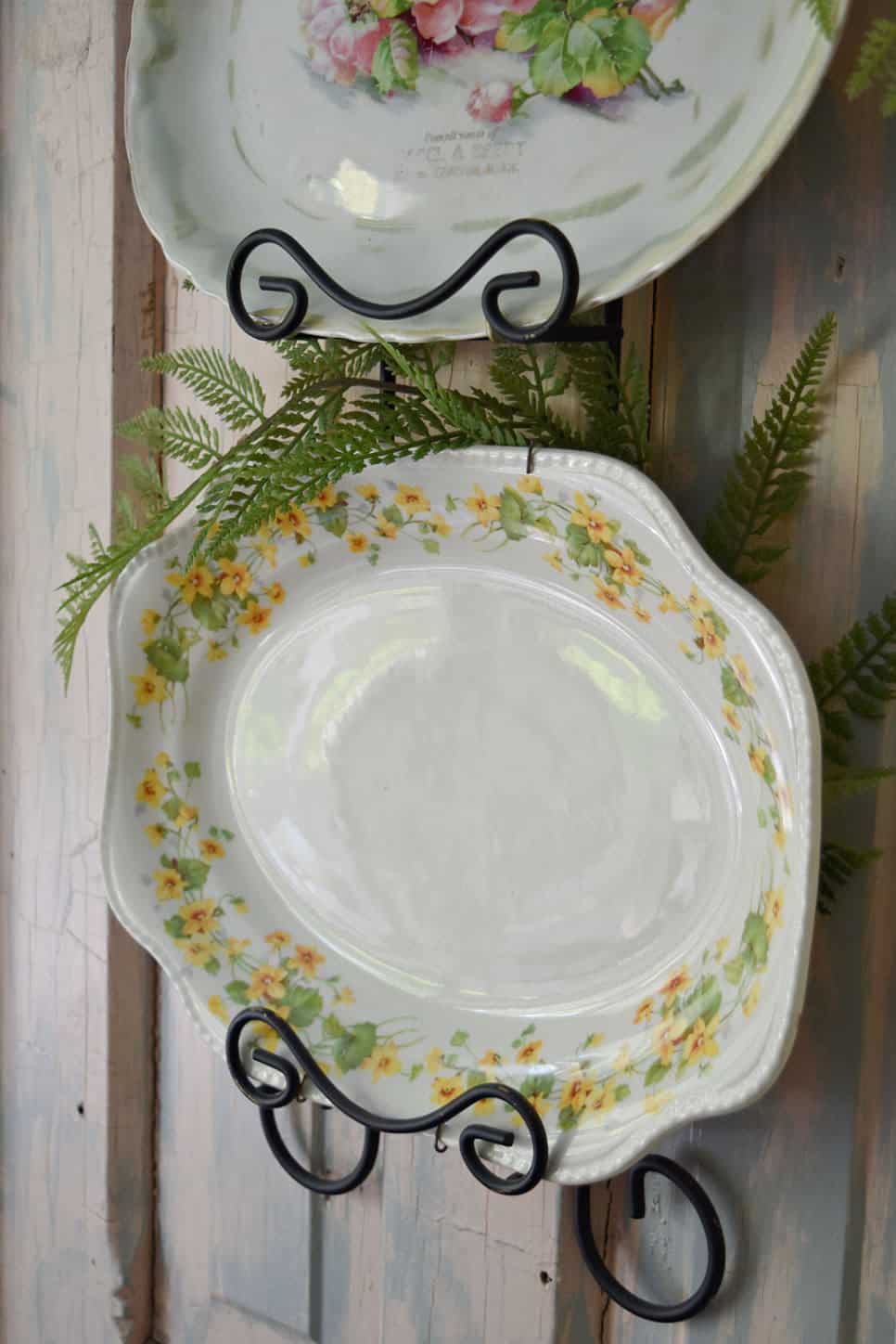 Pretty floral plate in plate rack.