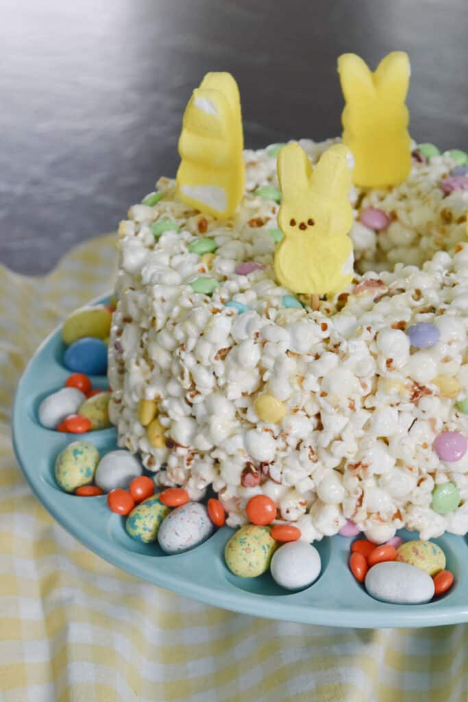 Popcorn cake with peeps