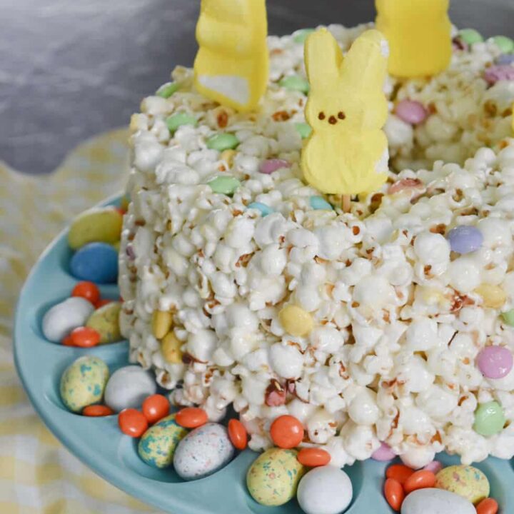 Popcorn cake with peeps