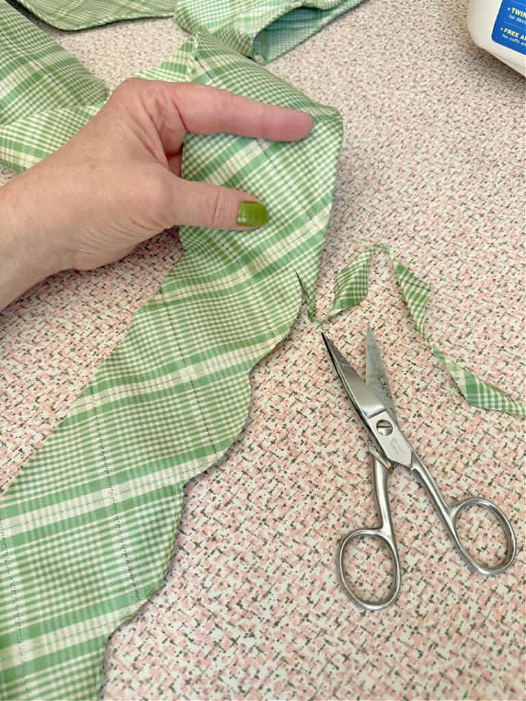 Making scalloped fabric trim.