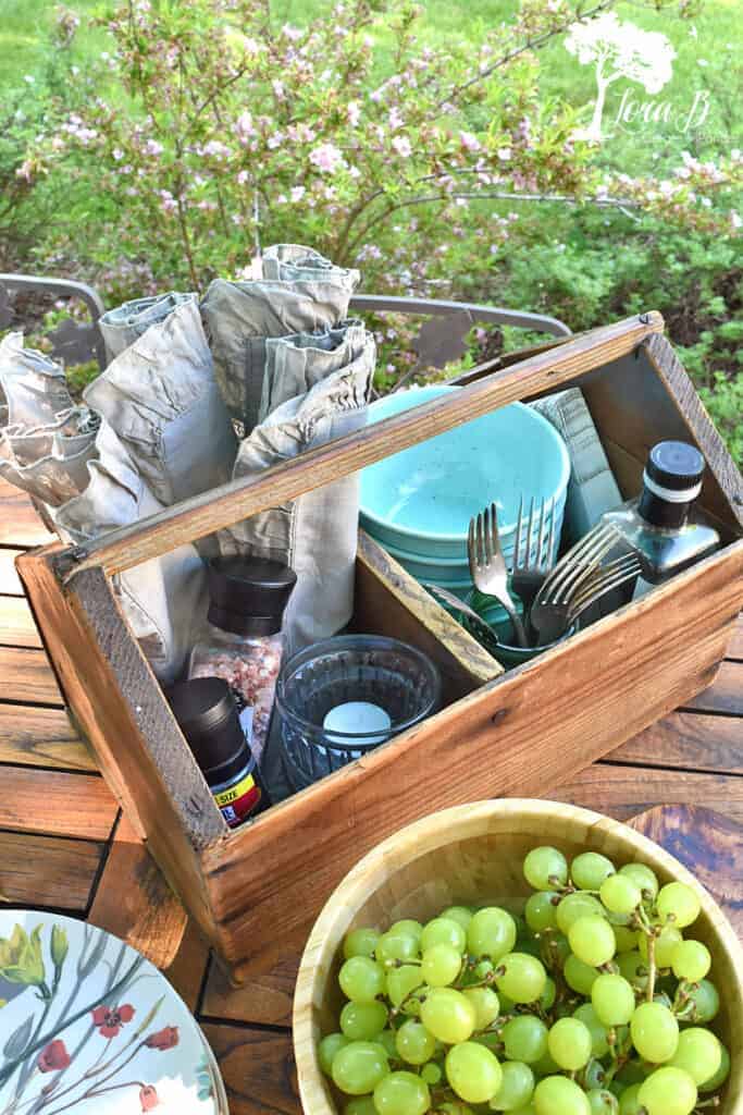 Get casual outdoor summer table setting ideas on this pretty vintage-inspired patio table.