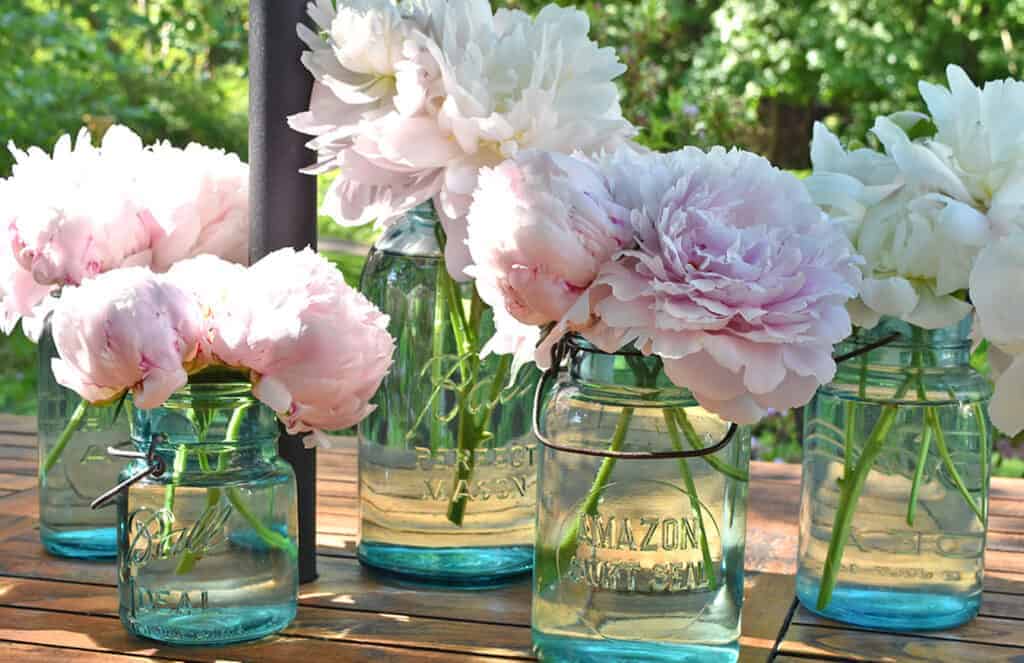 Get casual outdoor summer table setting ideas on this pretty vintage-inspired patio table.