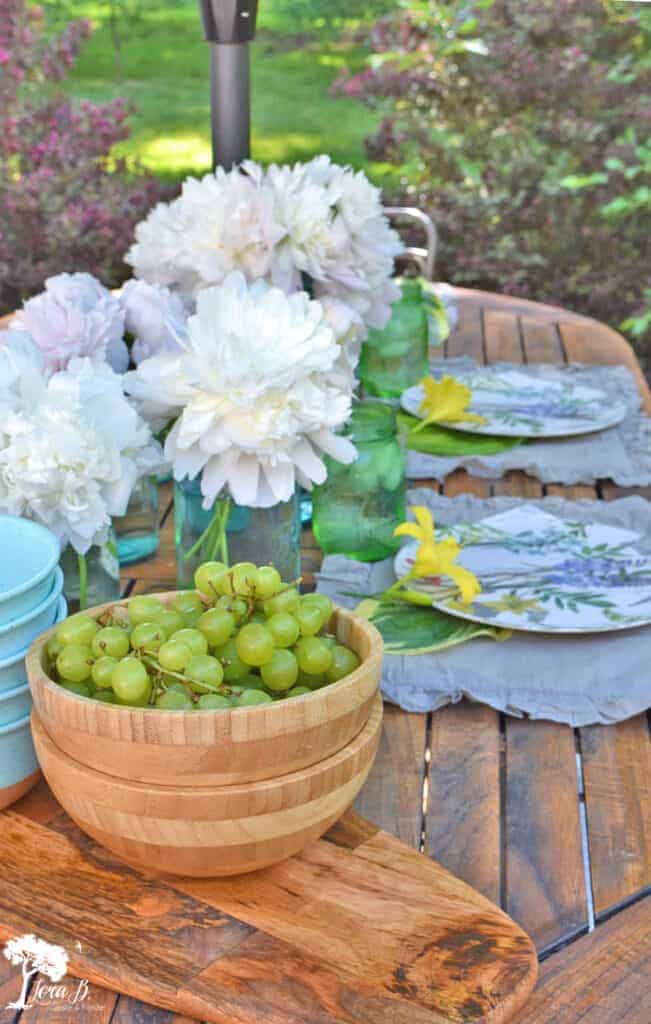 Get casual outdoor summer table setting ideas on this pretty vintage-inspired patio table.